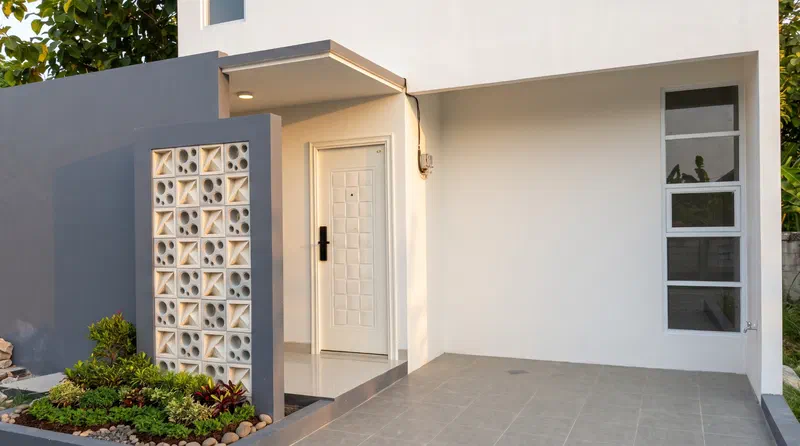 Pintu depan dan roster Teraside Residence